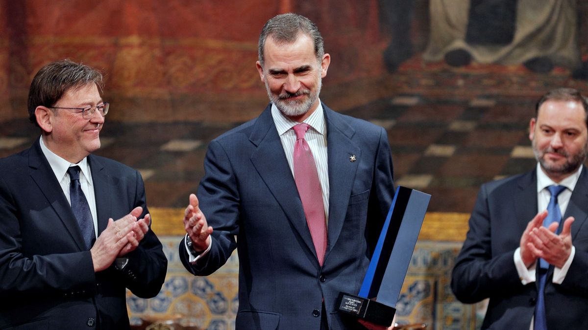 El Rey recibe el Premio de la Fundación Broseta entre elogios al Estado autonómico