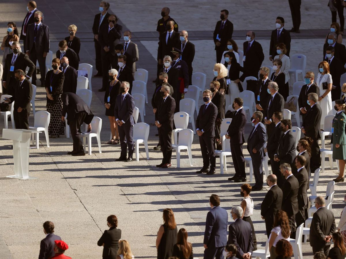 Foto: Los presidentes autonómicos guardan el minuto de silencio durante el homenaje a las víctimas del covid-19, el pasado 16 de julio en el Palacio Real. (EFE)