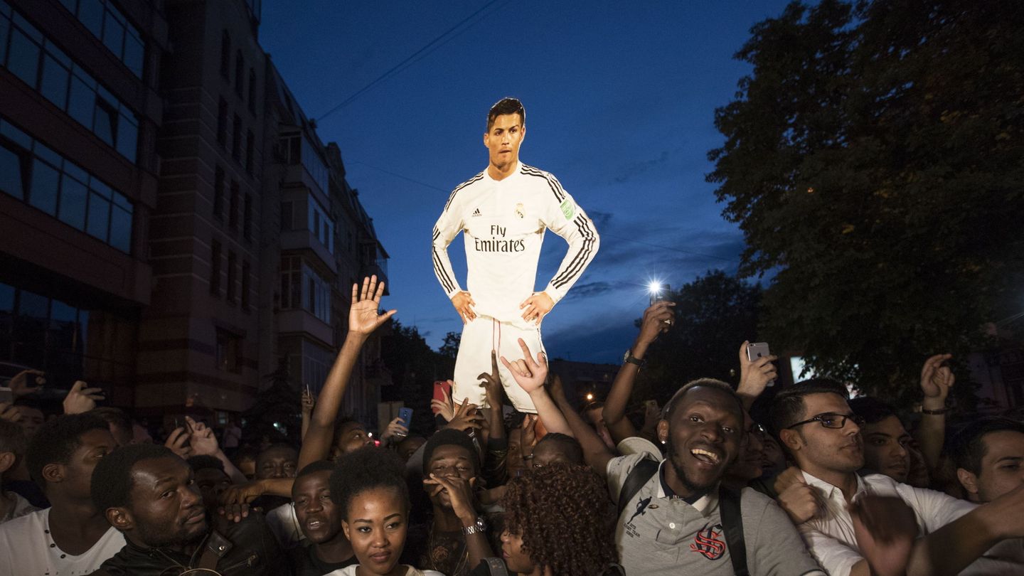 Aficionados del Real Madrid esperan la llegada de los jugadores del equipo al hotel, en Kiev. (EFE)