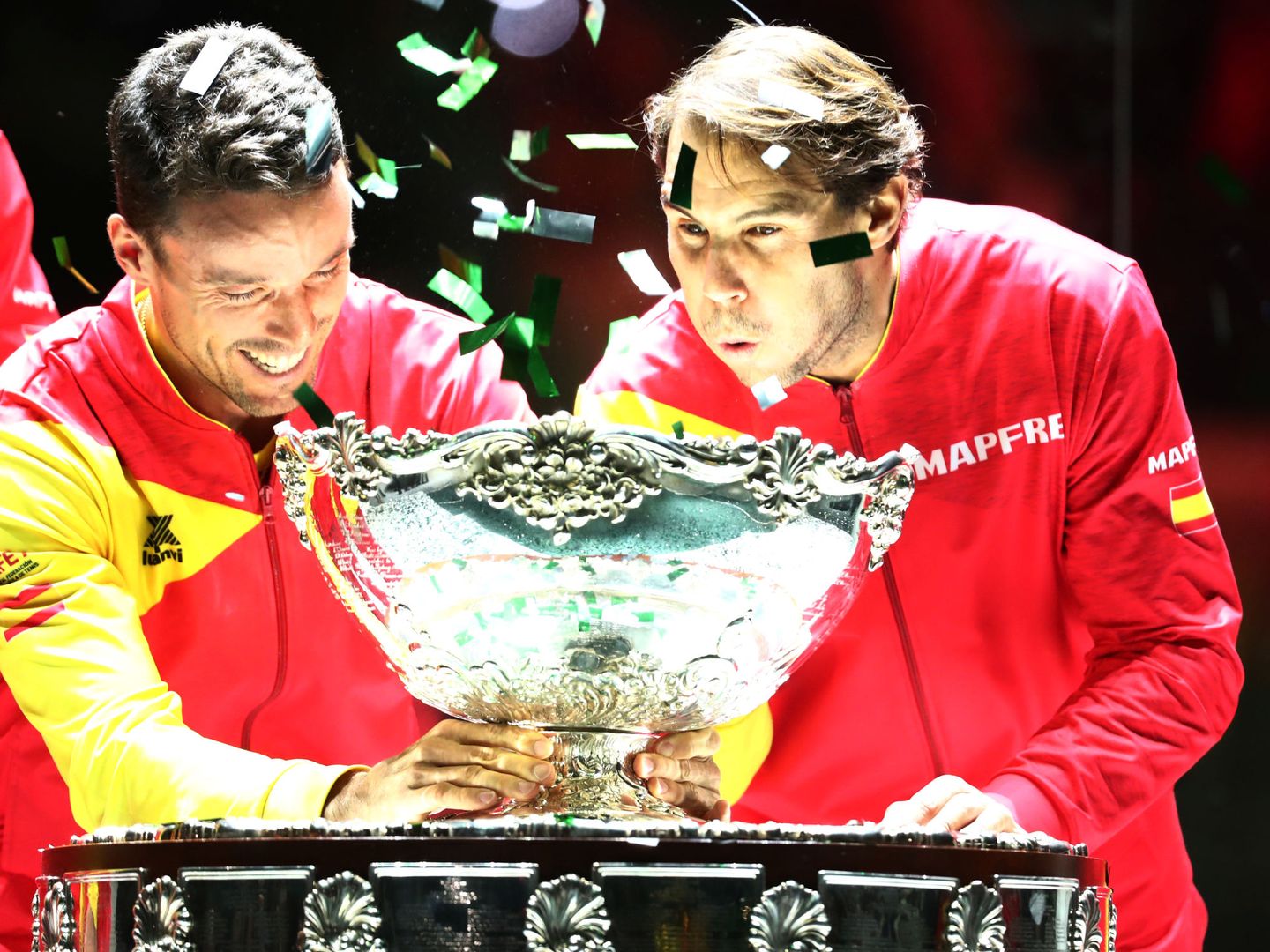Bautista y Nadal, con la Copa Davis cosechada el pasado noviembre en Madrid. (EFE)