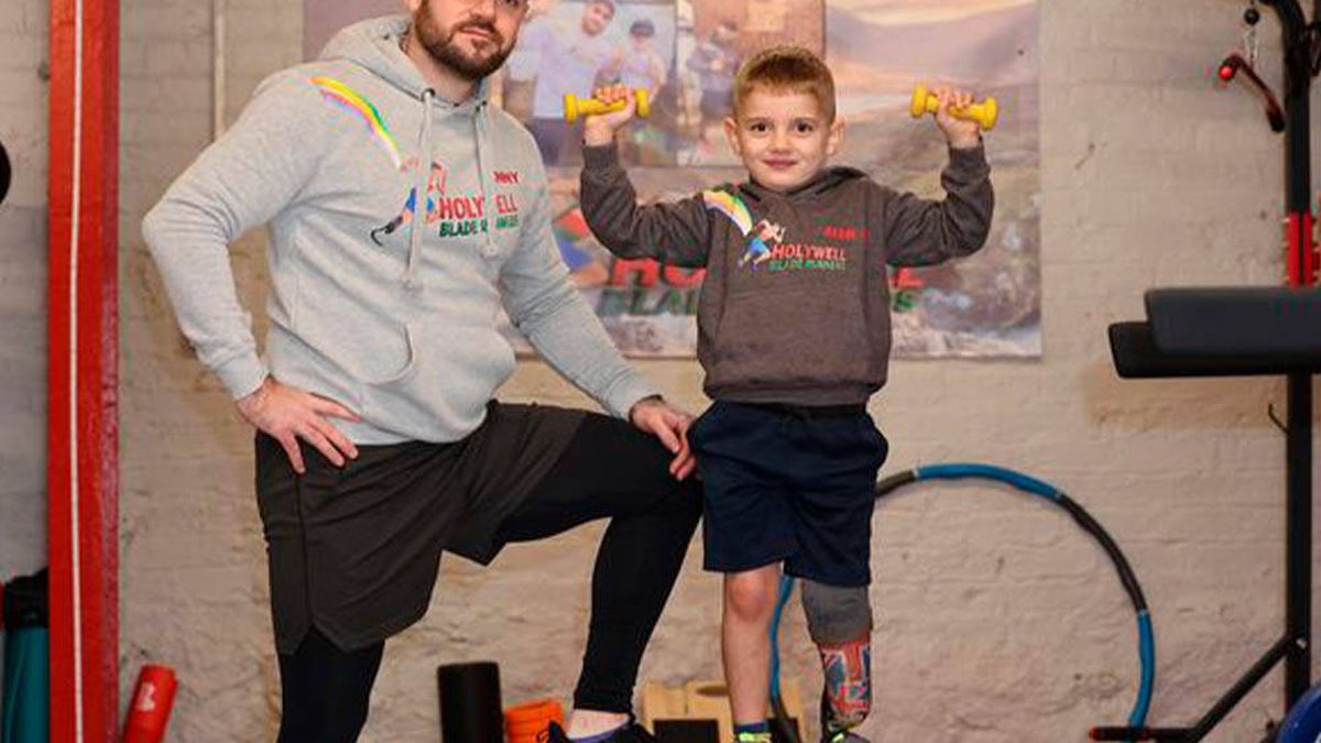 Un niño de 4 años con un pie amputado logra escalar el pico más alto de Gales