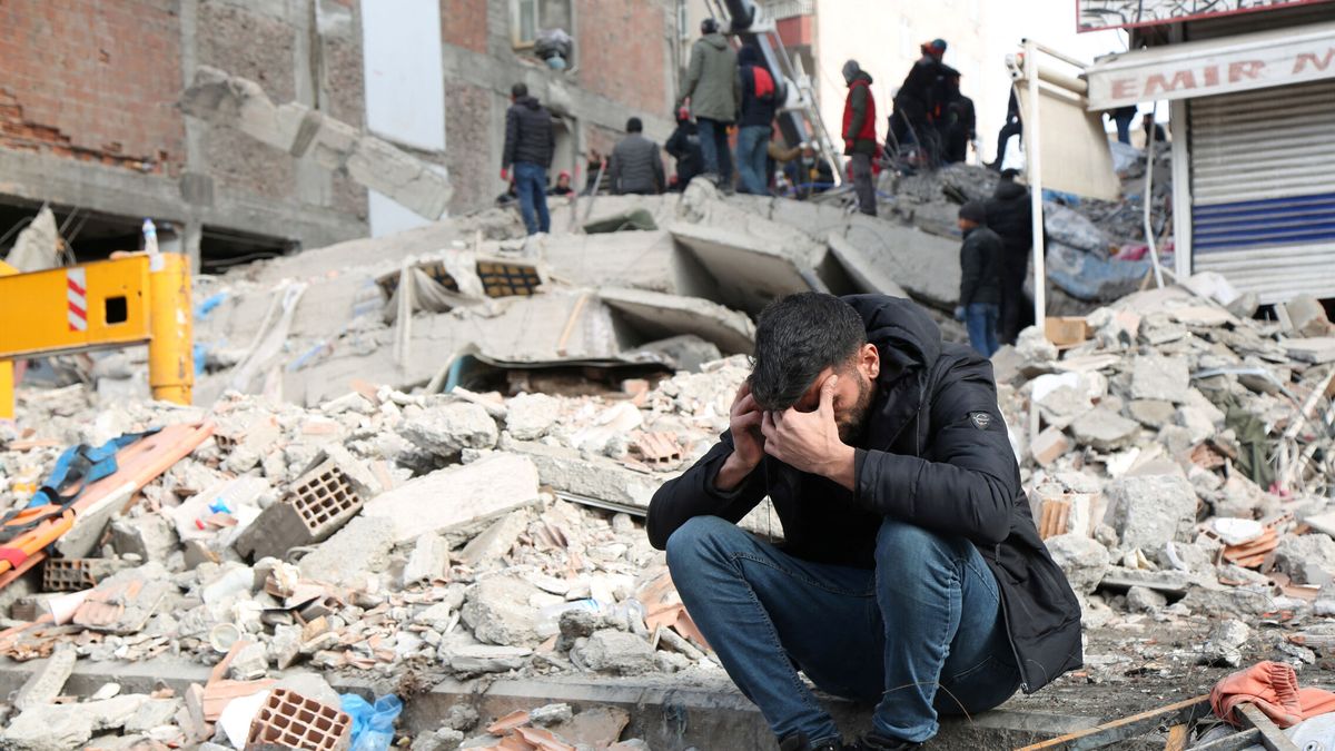 Rescatan vivos a una madre y su hijo tras llevar 101 horas sepultados por escombros en Turquía
