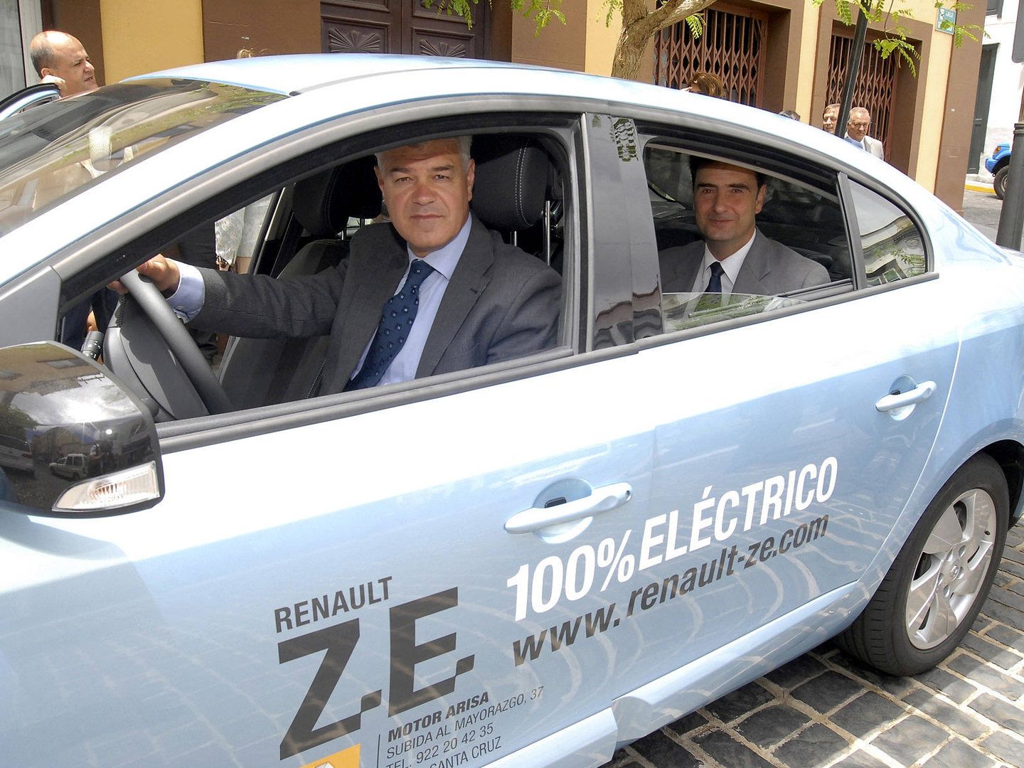 El presidente del Cabildo de El Hierro, Alpidio Armas, y Pablo Casado, director de Endesa en Canarias, a bordo de un coche eléctrico. (EFE)