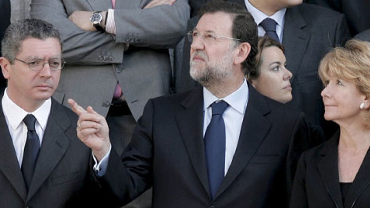 El enfrentamiento entre Aguirre y Gallardón pone a Rajoy a los pies de los caballos