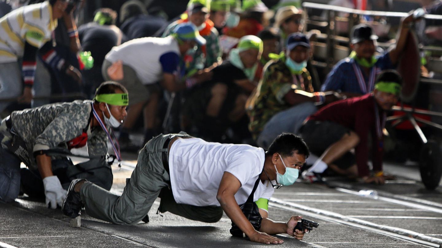 Un opositor armado durante enfrentamientos con simpatizantes del Gobierno (Reuters).