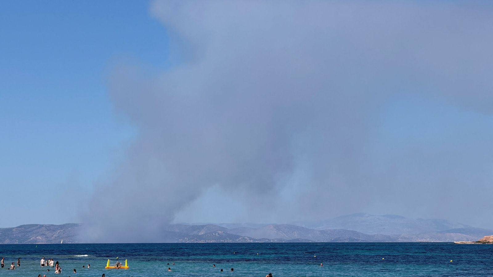 Mueren dos personas y otras cuatro resultan heridas en un incendio en la isla de Salamina en Grecia
