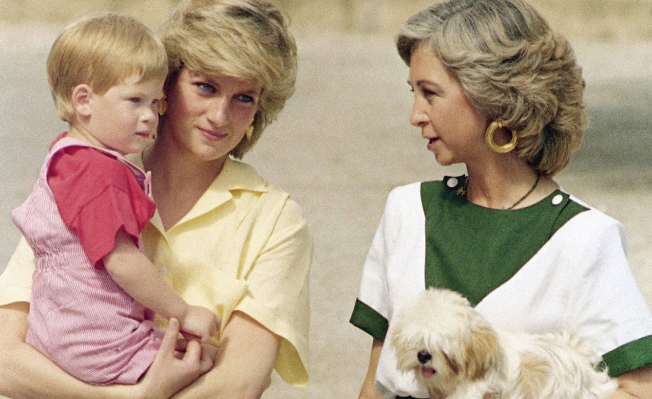 La reina Sofía y la princesa Diana con Harry. (Gtres)