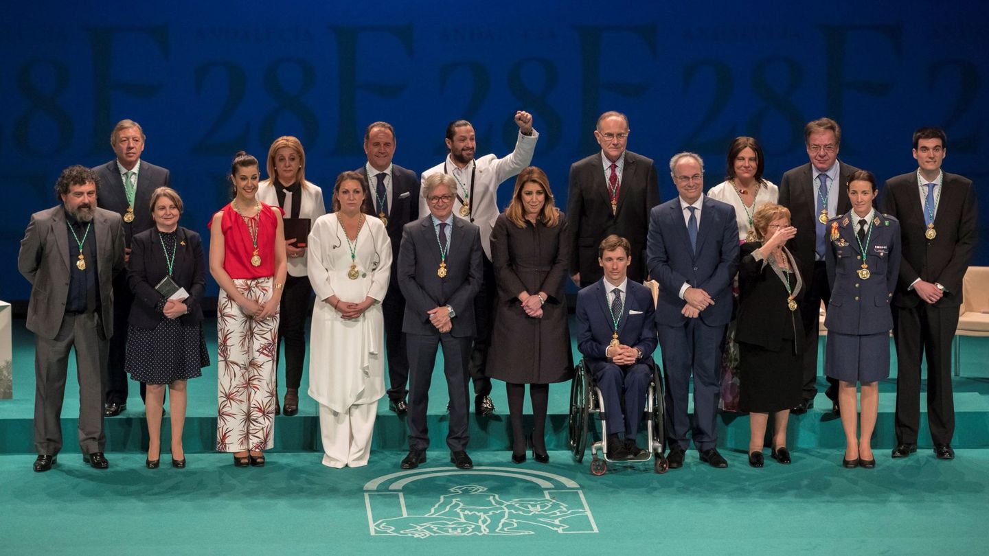 Susana Díaz (c) posa junto a los galardonados hoy en el acto de entrega de las Medallas de Andalucía.