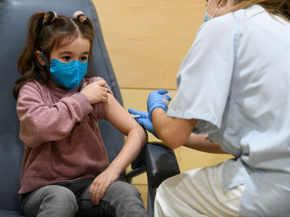 Foto: Una niña se vacuna en Madrid. (EFE/Víctor Lerena)