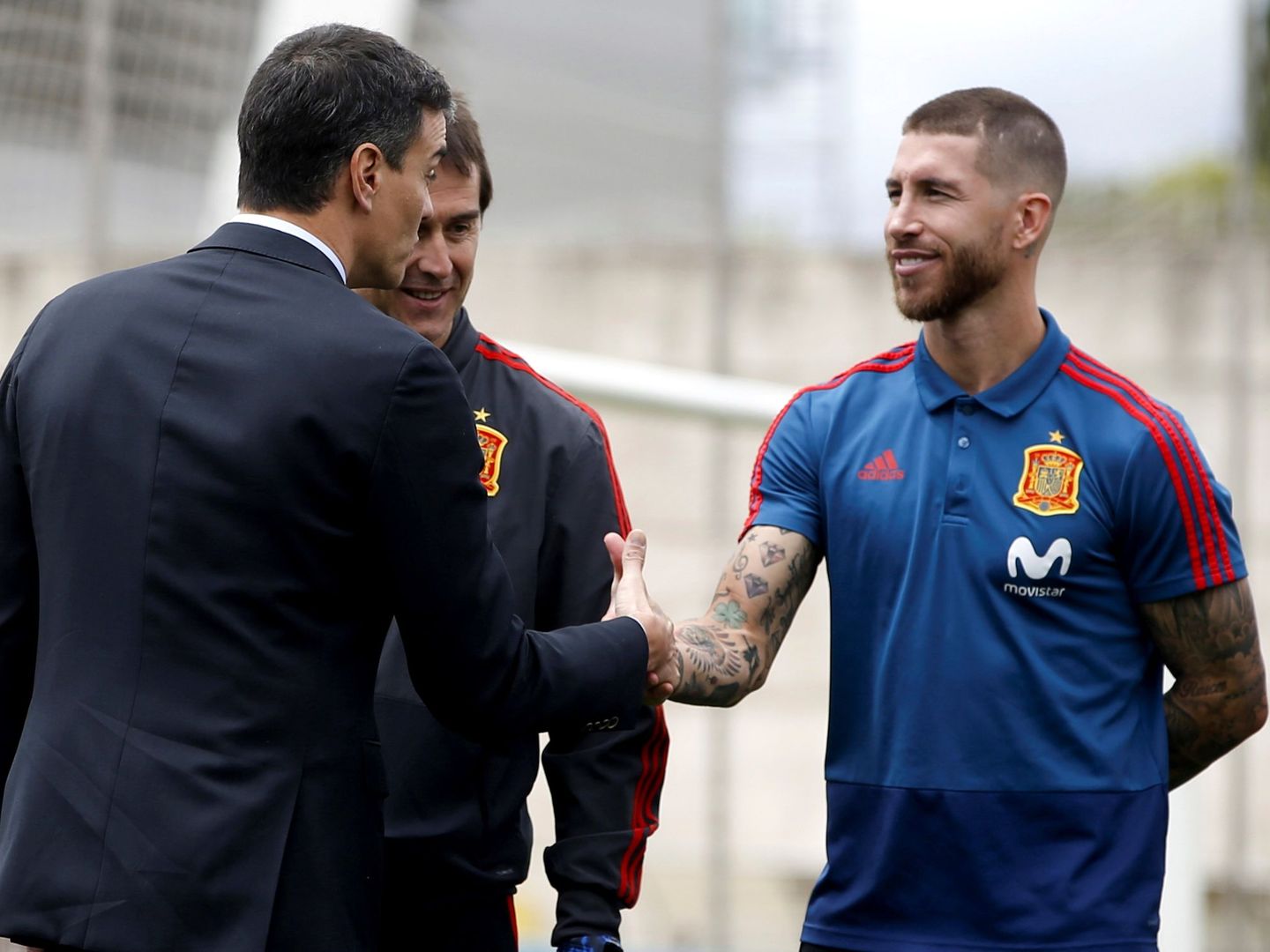 Pedro Sánchez saluda al capitán de la Selección, Sergio Ramos, en la Ciudad del Fútbol de las Rozas. (EFE)