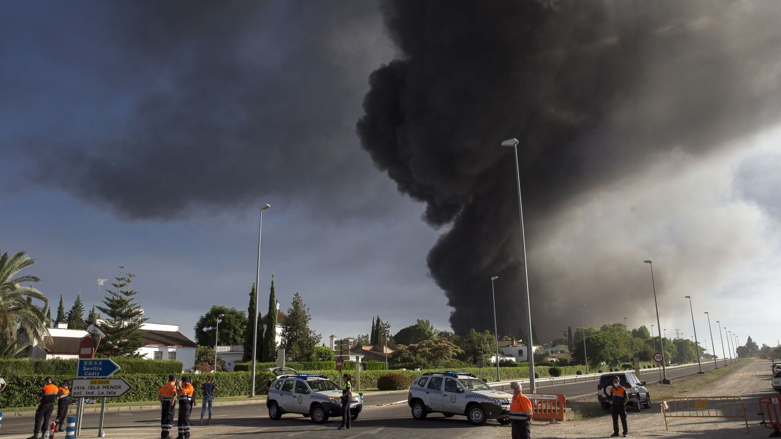 Foto: Imagen del incendio de la fábrica de aceite del Grupo Ybarra. (EFE)  Leer más:  Un incendio se ceba con la fábrica de aceite Ybarra de Dos Hermanas (Sevilla)