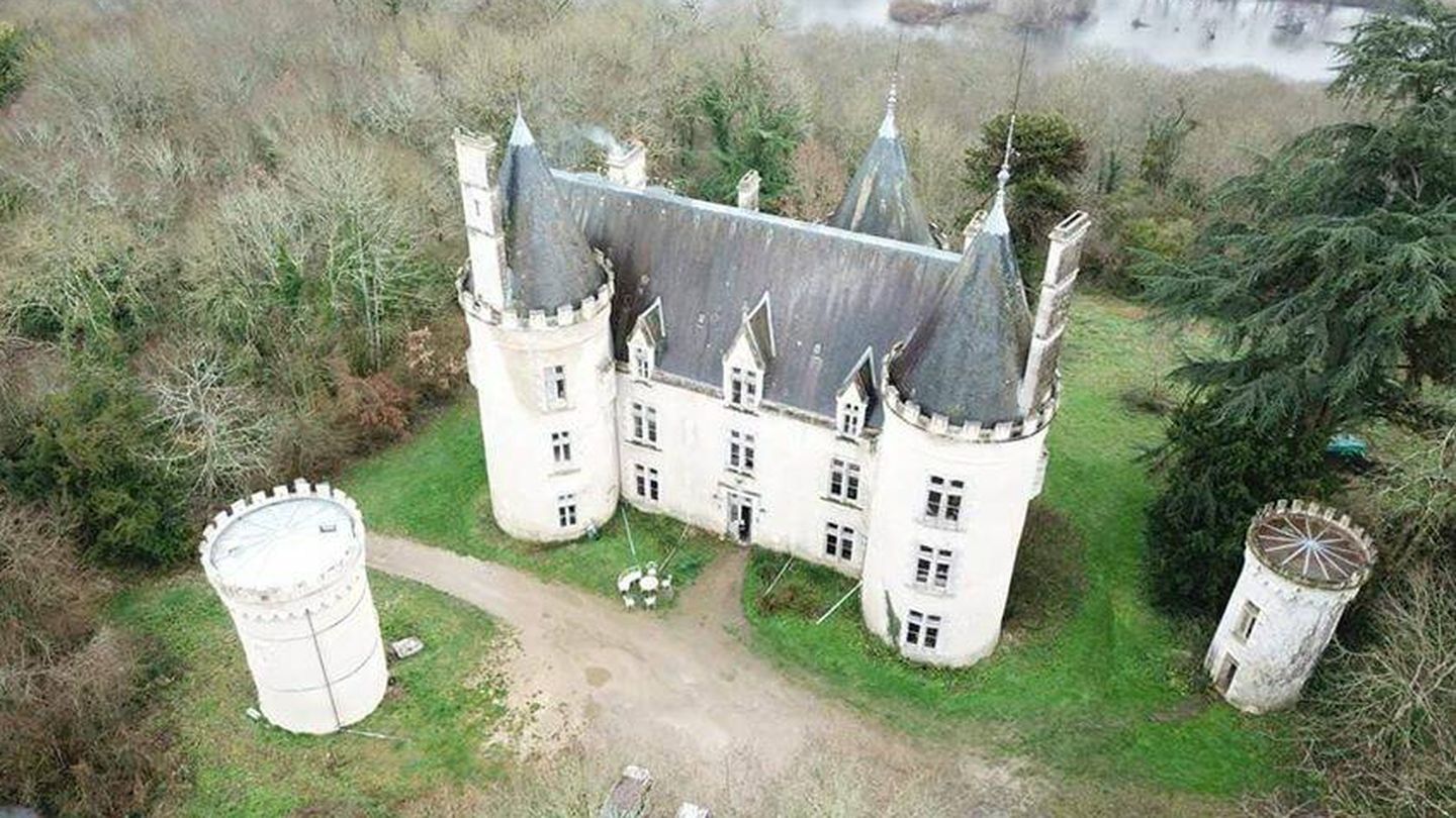El castillo de Fougeret desde una vista aérea. (Página oficial del propio castillo)