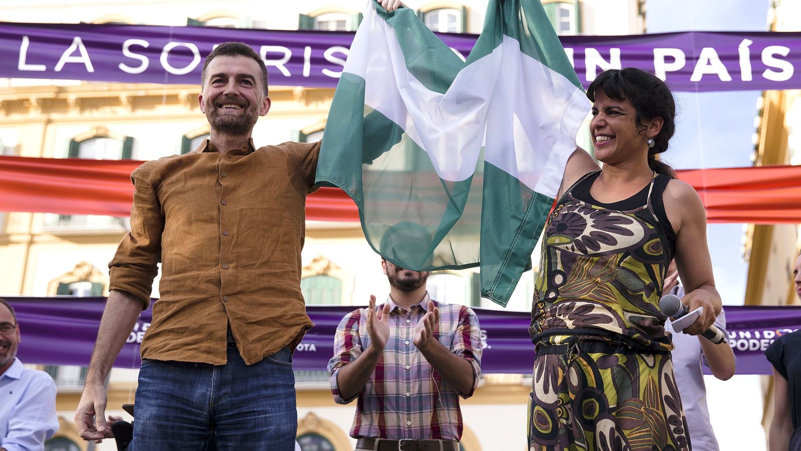 Foto: La secretaria general de Podemos en Andalucía, Teresa Rodríguez, y el coordinador general de IU, Antonio Maillo (i), durante un mitin en la pasada campaña. (EFE)