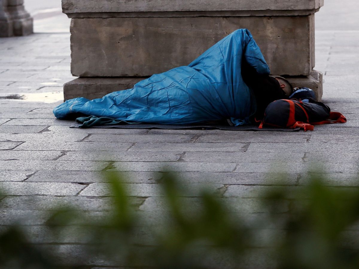 Foto: Una persona sin hogar durmiendo en la calle, en Barcelona. (EFE)