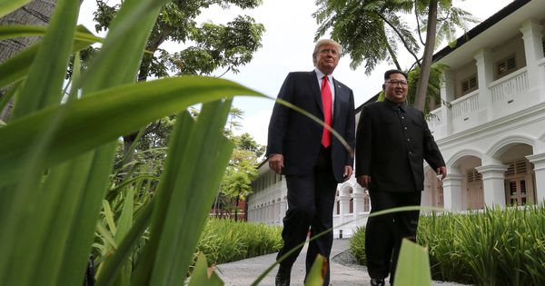 Foto: Trump y Kim Jong-un caminan juntos tras su reunión en Singapur. (Reuters)