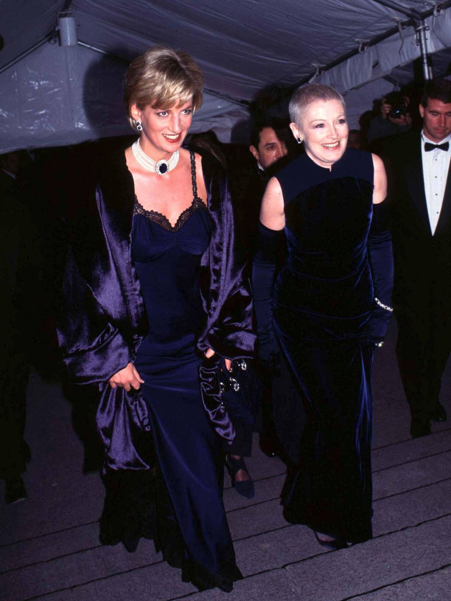 Diana de Gales, junto a su amiga Liz Tilberis en el Metropolitan Museum en 1996. (Cordon Press)
