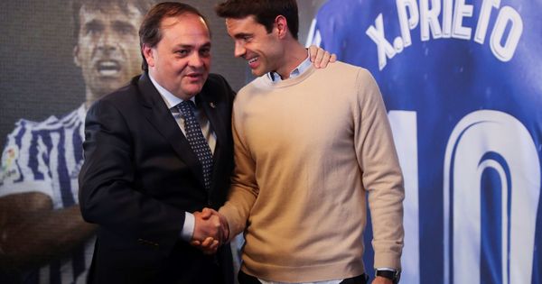 Foto: Xabi Prieto, junto al presidente de la Real Sociedad, Jokin Aperribay, tras el anuncio de su retirada. (EFE)