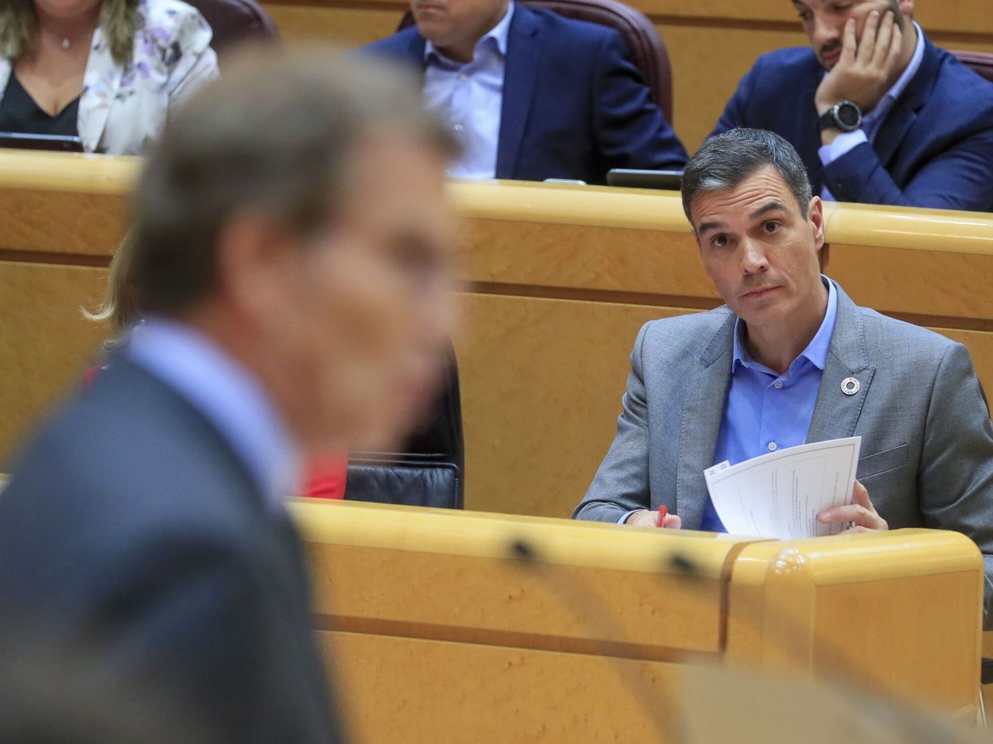 Pedro Sánchez observa a Feijóo durante un debate en el Senado. (EFE/Fernando Alvarado)