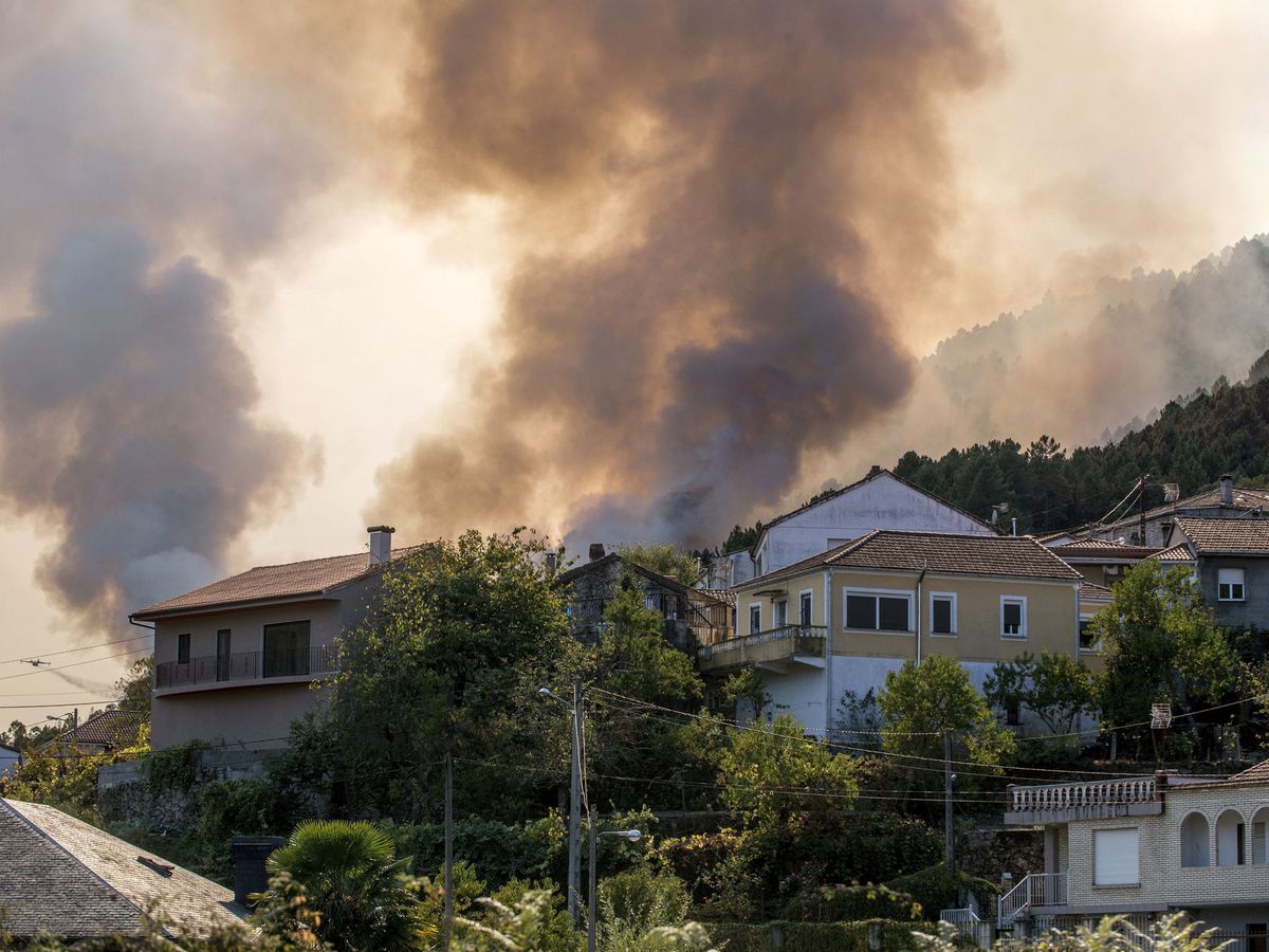 Foto: Columna de humo del incendio declarado en el municipio orensano de Lobios. (EFE)