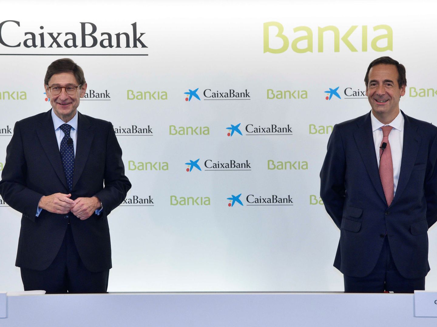 José Ignacio Goirigolzarri (i), presidente de Bankia, y Gonzalo Gortázar (d), CEO de CaixaBank, en la rueda de prensa en la que se anunció la fusión. (Reuters)