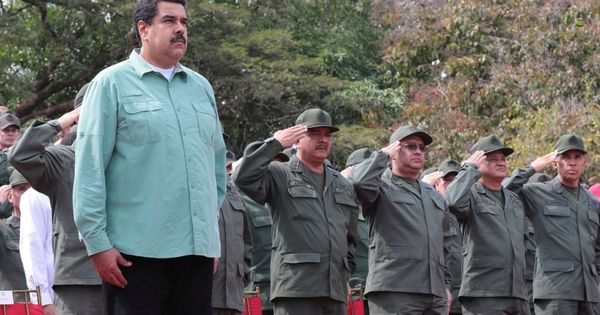Foto: Nicolás Maduro en una foto de archivo con las fuerzas armadas de Venezuela el pasado diciembre. (Reuters)