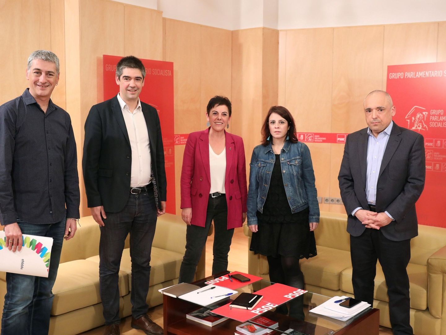 Negociación entre los representantes de PSOE y de EH Bildu. (EFE)