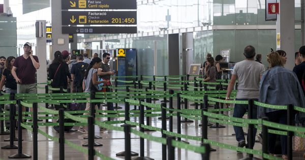 Foto: Accesos a los mostradores de facturación del Aeropuerto de Barcelona-El Prat. (EFE)