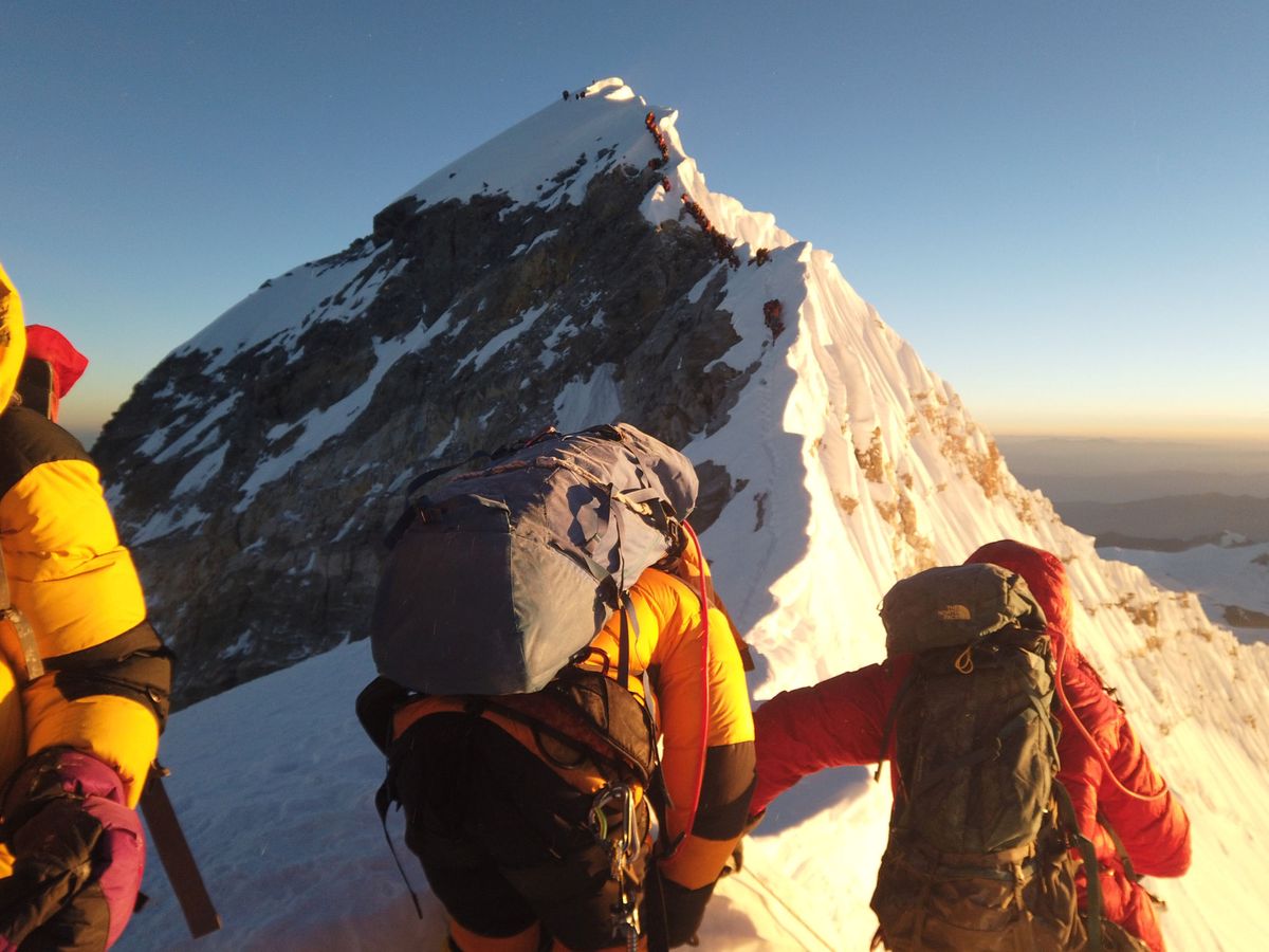 Foto: Alpinistas, subiendo a la cumbre del Everest el año pasado. (Reuters)