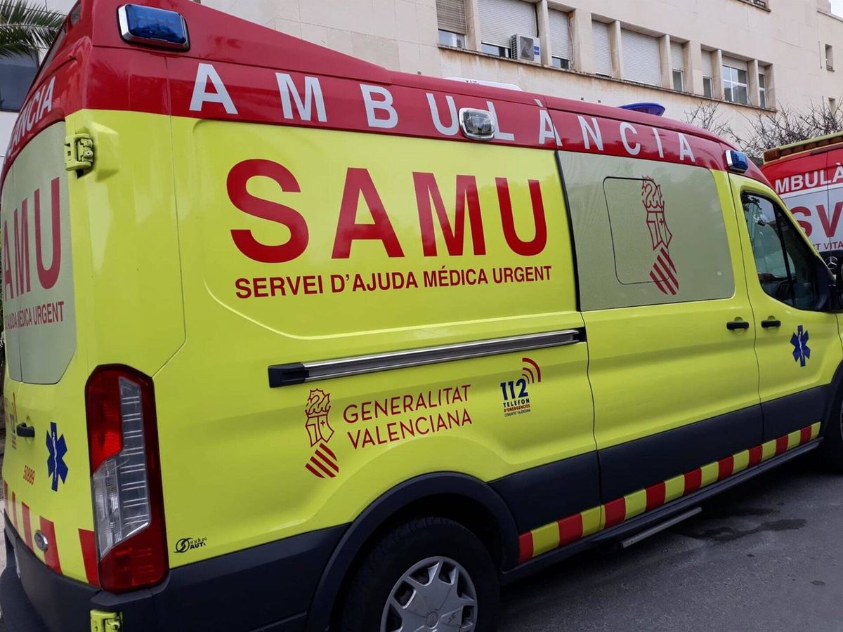 Foto: Imagen de archivo de una ambulancia del SAMU en Alicante. (Europa Press/Archivo)