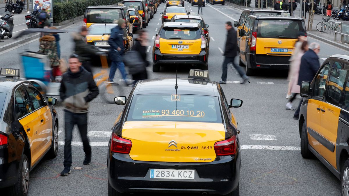Los taxistas de Barcelona deciden mantener el paro y el bloqueo de la Gran Vía
