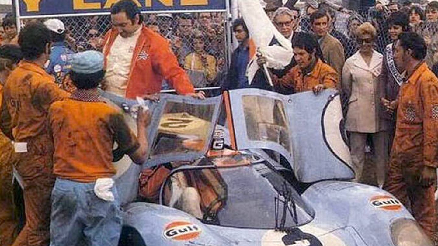Pedro Rodríguez bajándose victorioso de su Porsche 917 después de su asombrosa demostración bajo el agua.