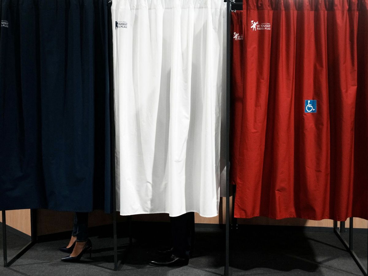 Foto: Zona de voto con la bandera de Francia, en Le Touquet. (Reuters/Thibault Camus)