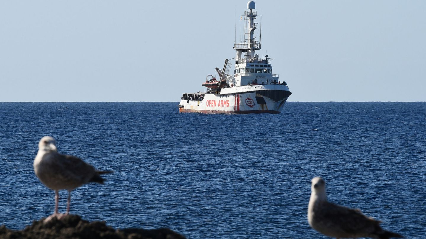 Vista del barco desde la isla de Lampedusa. (Reuters)