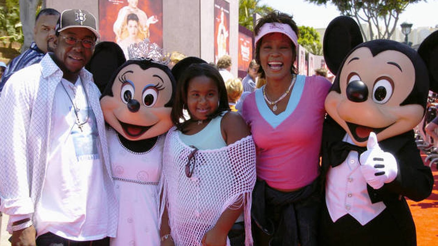  Whitney Houston, Bobby Brown y Bobbi Kristina Brown, en Disneylandia en 2004. (Getty)