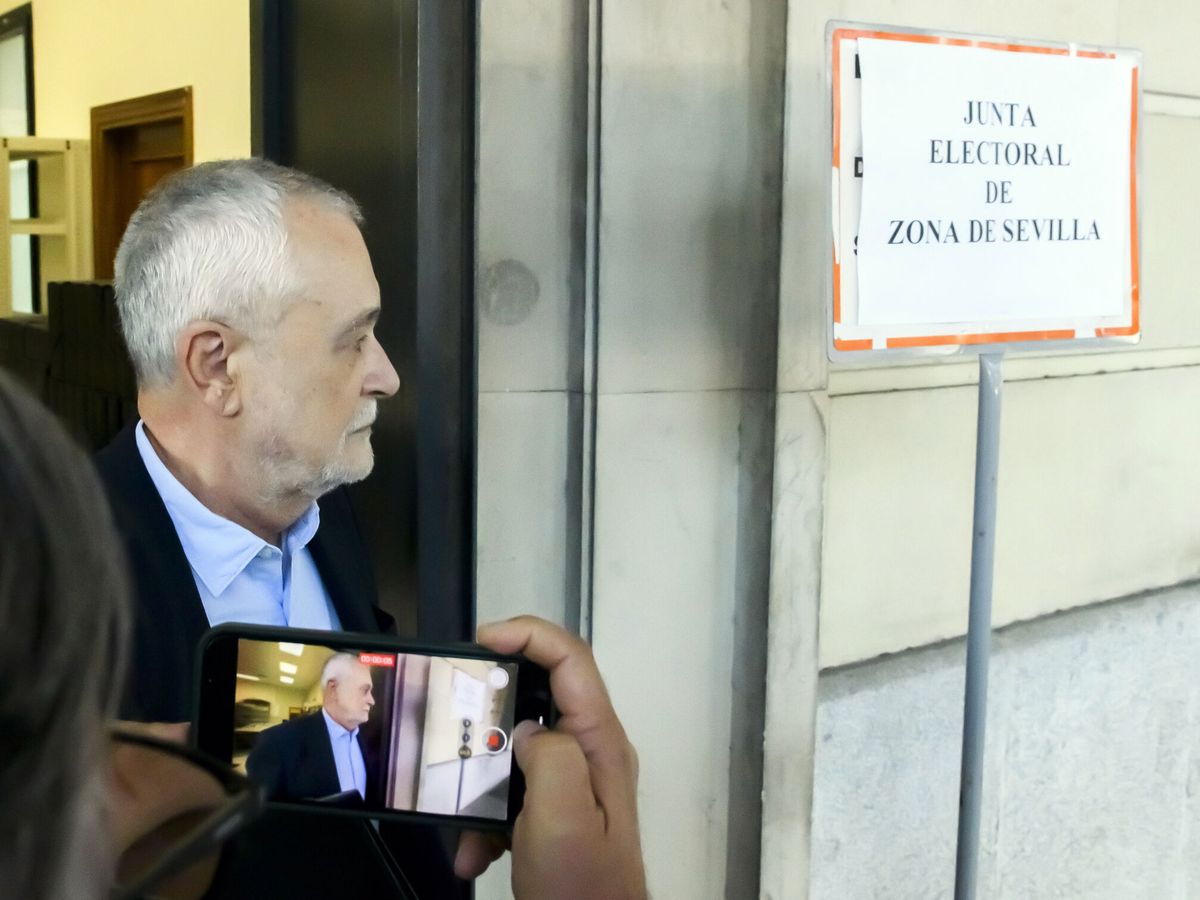 Foto: Griñán acude a la cita con la forense. (EFE)