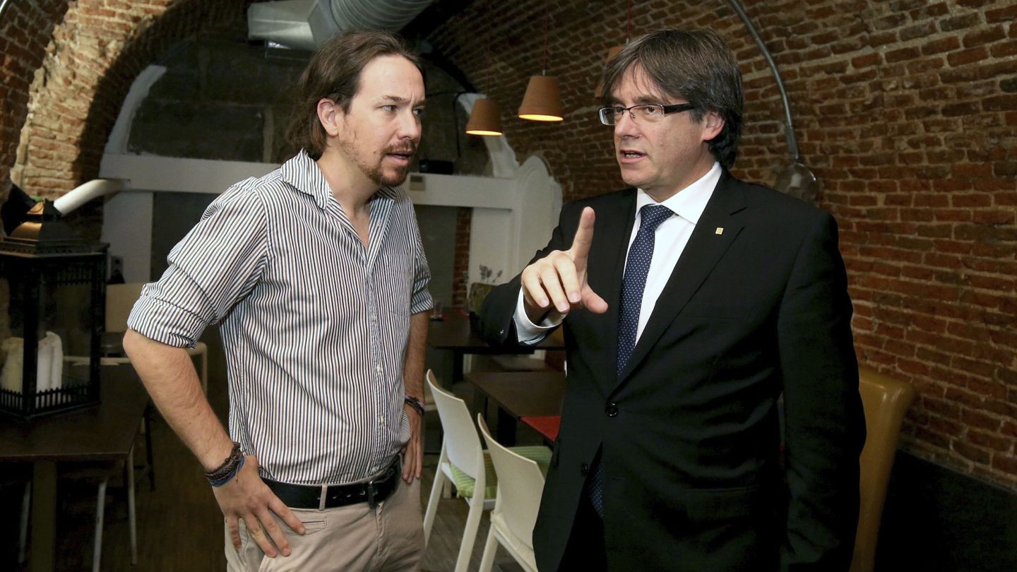 Carles Puigdemont junto al líder de Podemos, Pablo Iglesias, en 2016 (EFE)