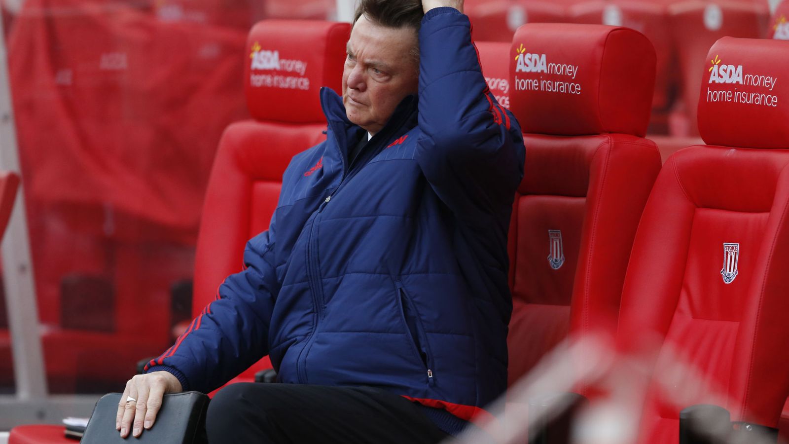 Foto: Louis van Gaal se siente completamente solo en el banquillo del Manchester United (Reuters).