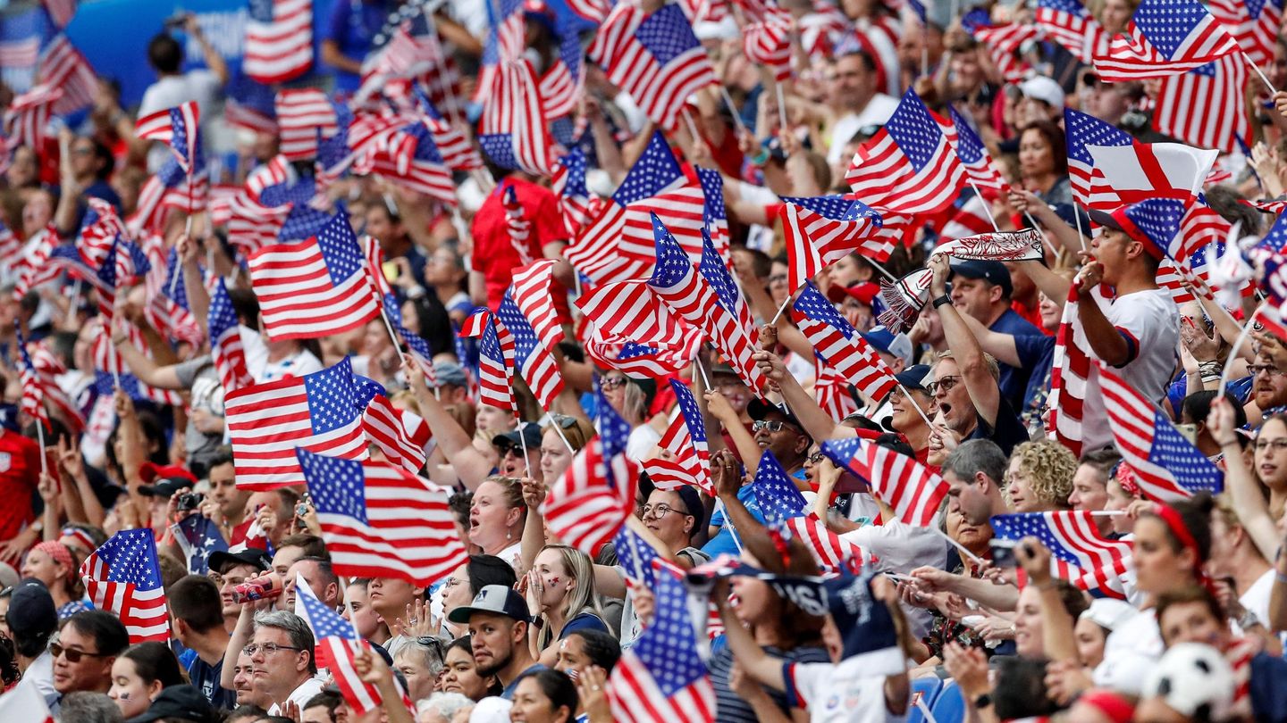 Simpatizantes estadounidenses animan a su equipo en el último Mundial de Fútbol Femenino. (EFE)