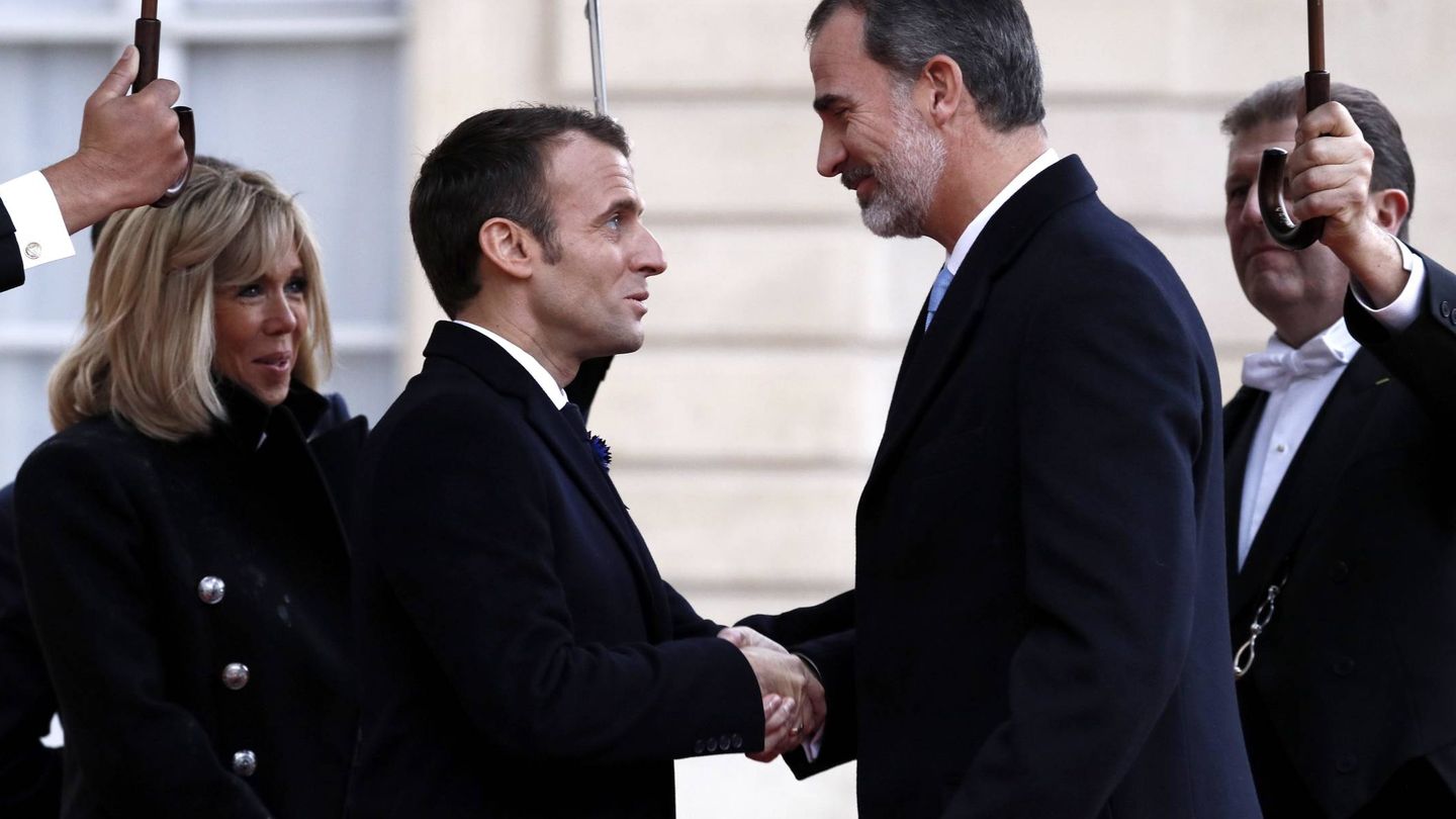 Emmanuel Macron estrecha la mano del rey. (EFE)