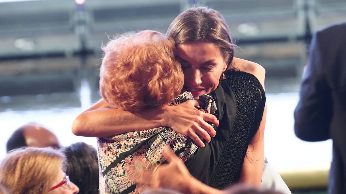 El emotivo abrazo de la reina Letizia a Maruja, una anciana que lucha contra la soledad