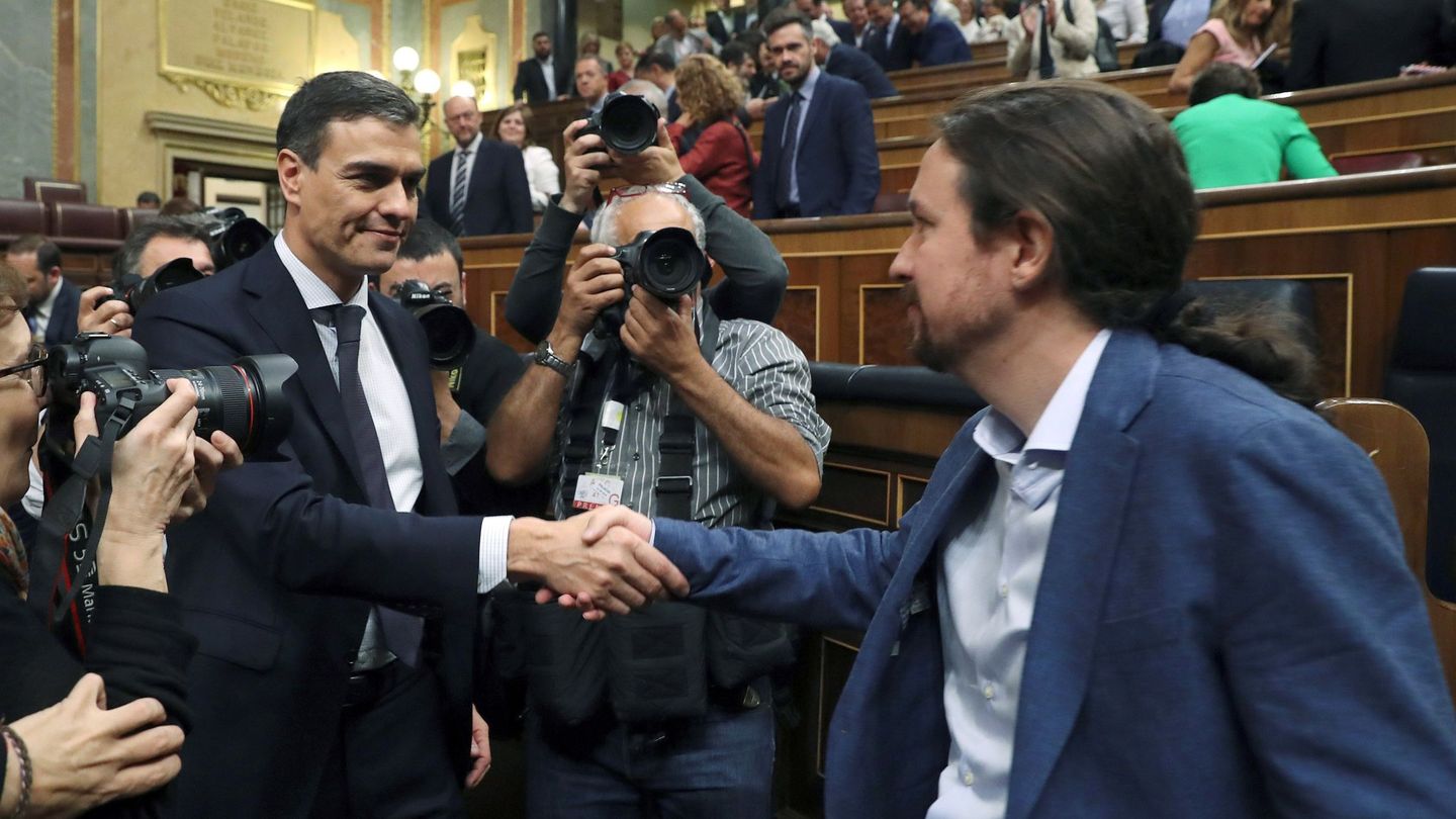 Pedro Sánchez saluda al líder de Podemos Pablo Iglesias. (EFE)