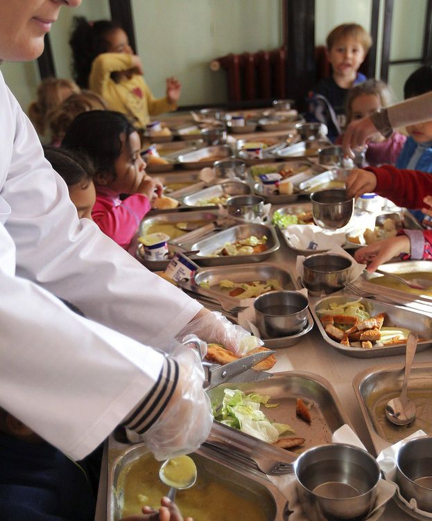 Foto: Un grupo de menores, en un comedor escolar. (EFE)