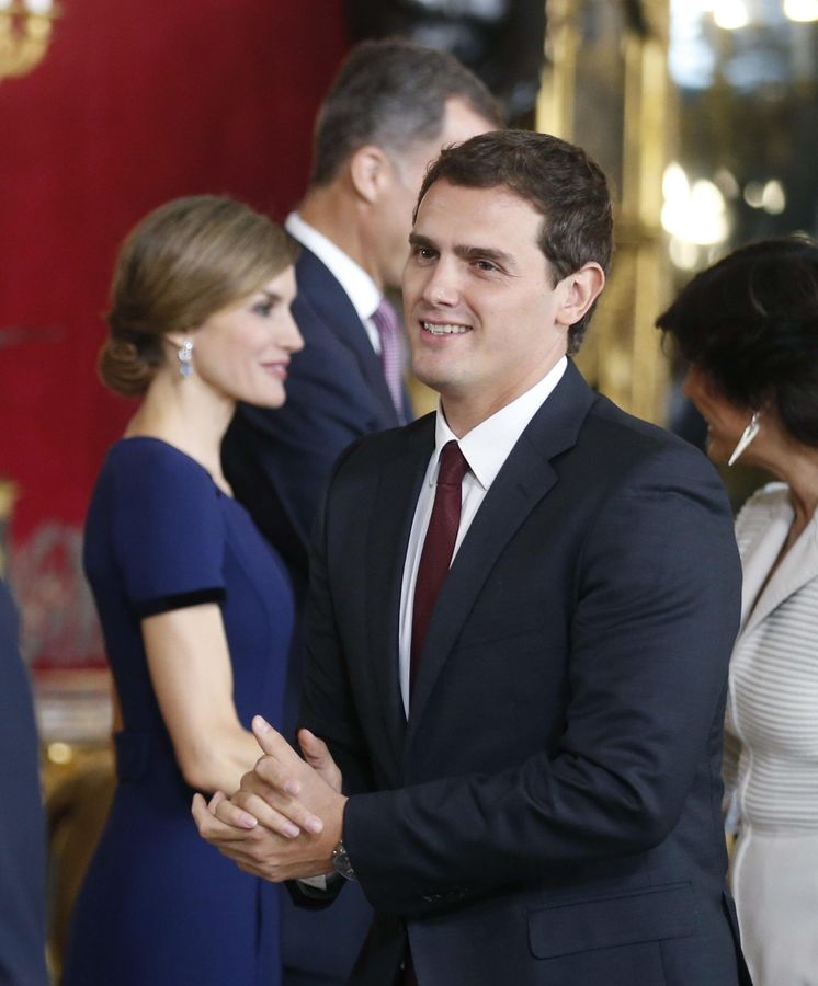 Foto: Los Reyes Fel¡pe y Letizia saludaron ayer al presidente de Ciudadanos, Albert Rivera, durante la recepción en el Palacio Real. (Efe)