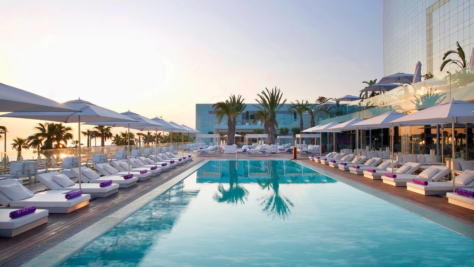 Foto: La piscina y bar-terraza del hotel W Barcelona. (Cortesía)