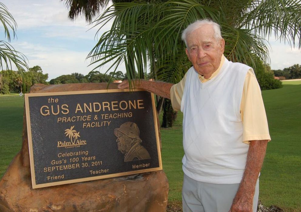 Foto: Gus Andreone, con la placa en su honor en Palm Aire Country Club (FOTO: @pgahistorybug)