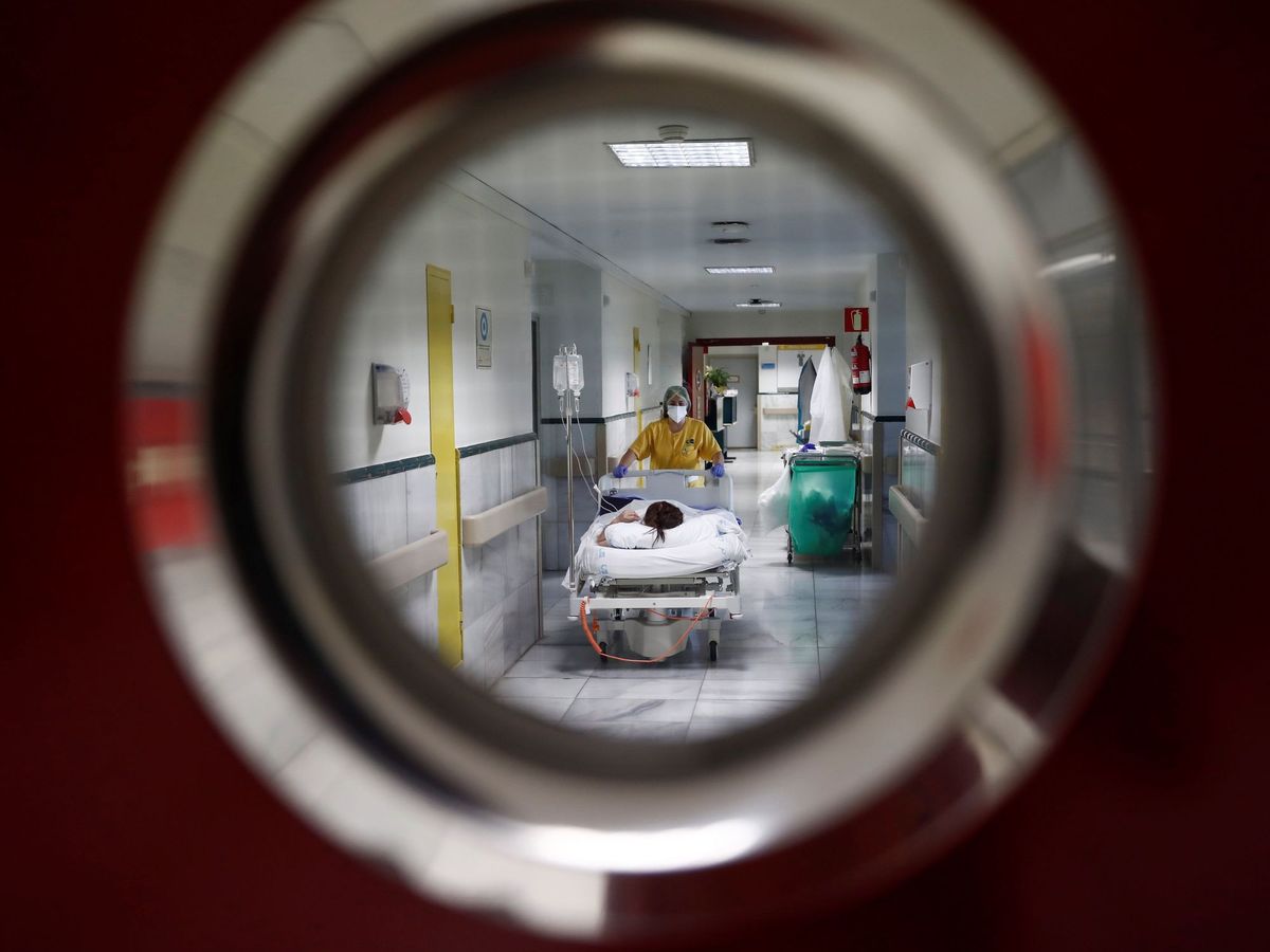 Foto: Una sanitaria traslada a un paciente en la zona limpia de covid del Hospital Gregorio Marañón de Madrid. (EFE)