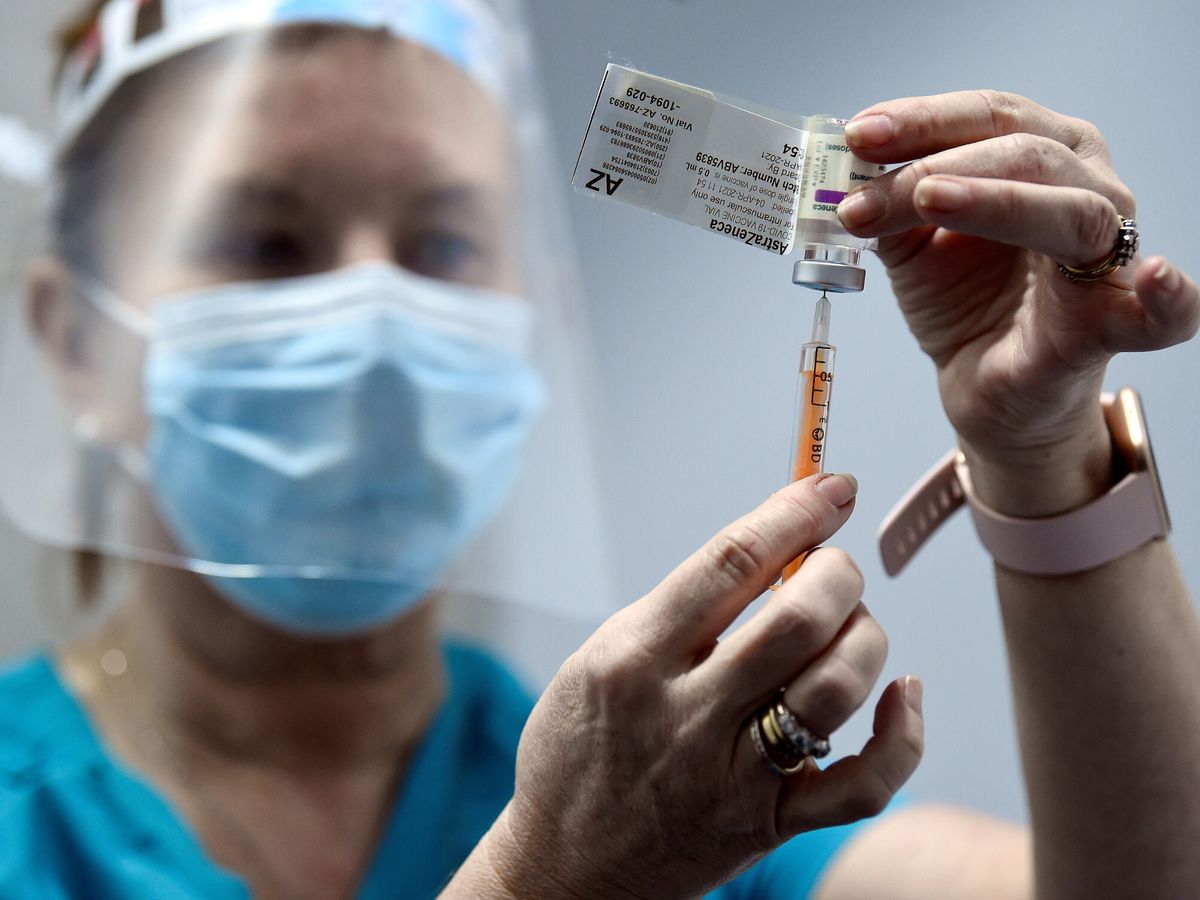 Foto: Una enfermera prepara una vacuna del coronavirus en Dublín. (Reuters/Clodagh Kilcoyne)