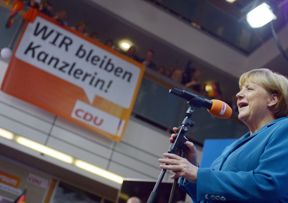 Foto: Angela Merkel se dirige a sus simpatizantes tras conocer el resultado electoral en la sede de la CDU en Berlín (Efe).
