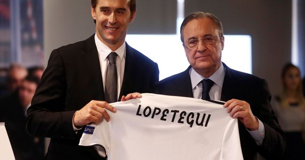 Foto: Julen Lopetegui durante su presentación con Florentino Pérez coge una camiseta con su nombre. (Efe) 
