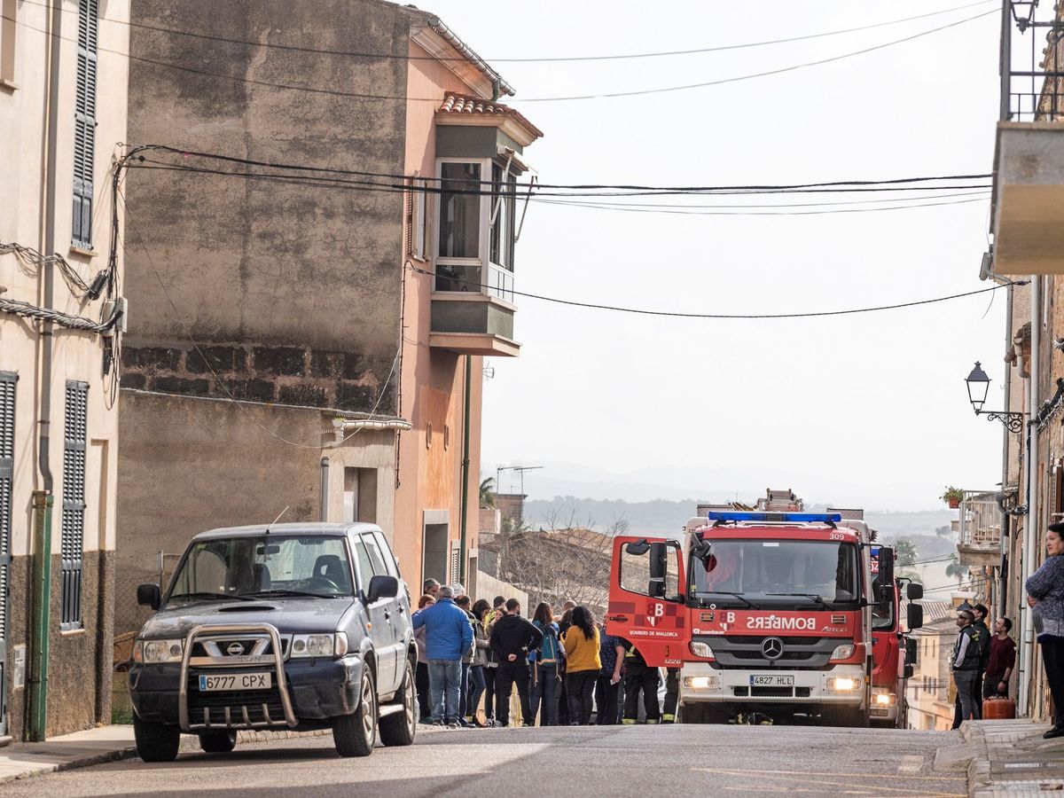 Foto: Bomberos y Guardia Civil en la vivienda en la que se produjo el incendio. (EFE)